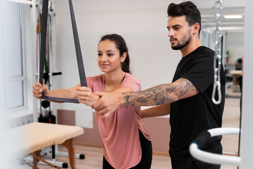 terapia recuperacion mujer tiro medio 23 2149178057